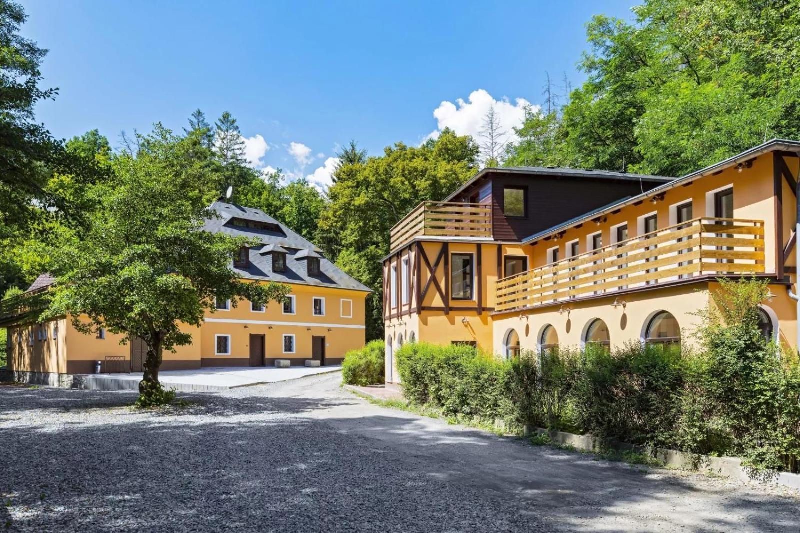 Apartman Spaleny Mlyn Lisnice Exteriér fotografie